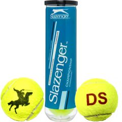 Balle De Tennis De Slazenger Wimbledon Sur Le Court De Tennis D'herbe